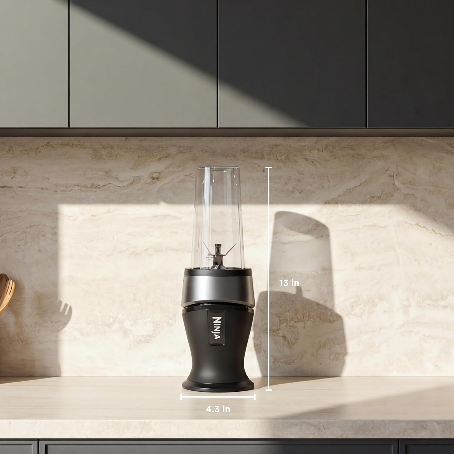 Mixeur personnel compact Ninja Fit | Pour smoothies, frappés et boissons glacées | (2) gobelets de 47 cl à emporter avec couvercles à bec | 700 W | Noir | QB3001SS